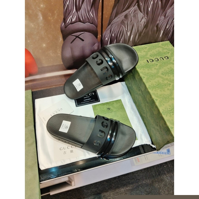 G*u*i slippers